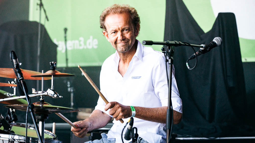 Drummer Thommi Stottrop hat Spaß beim Gig © BAYERN 3